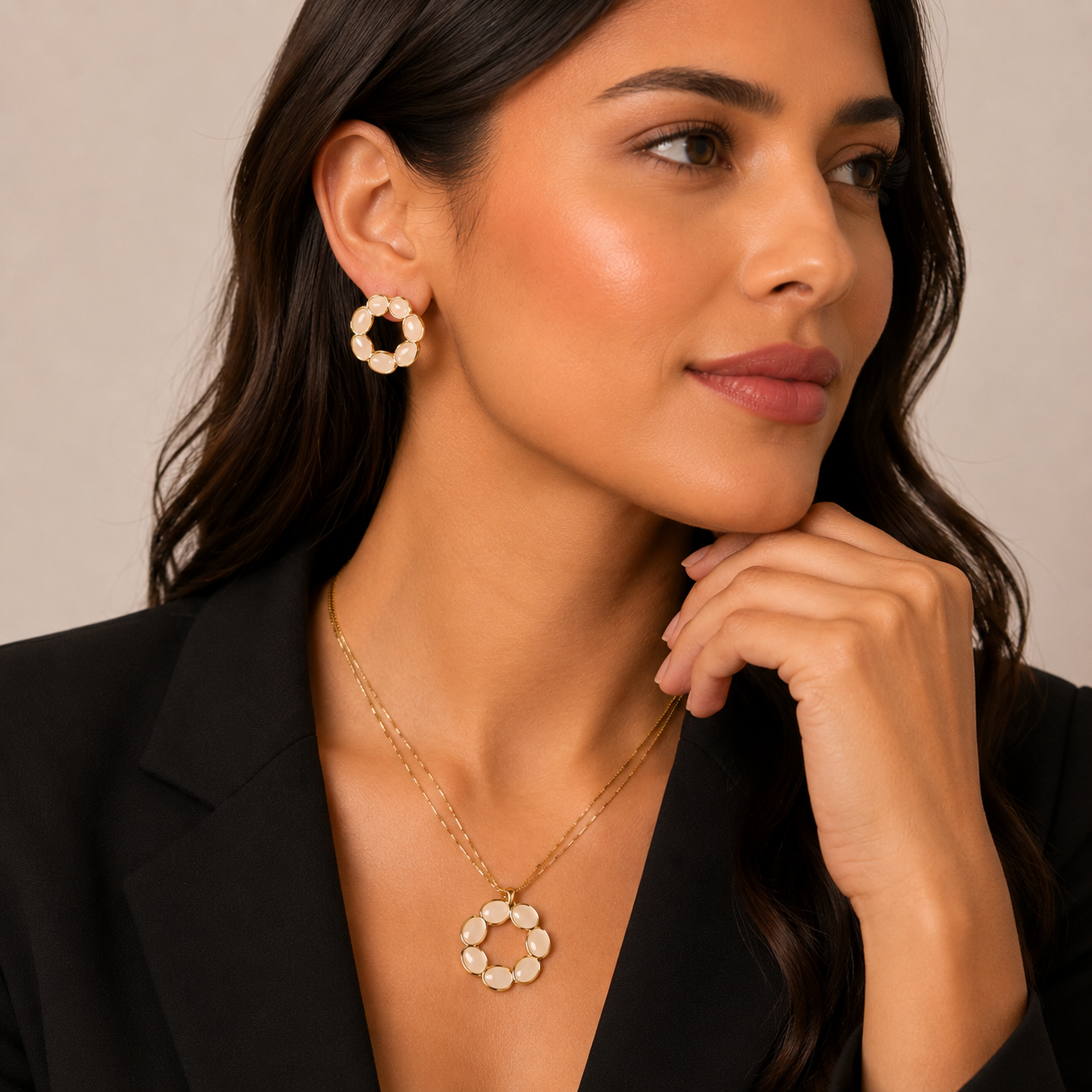 A Gold -Tone Flower-Shaped Pendant Necklace