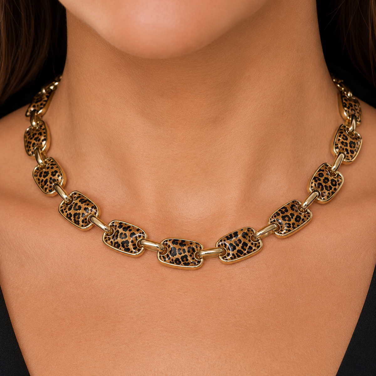 A Leopard Print Necklace and Pendant Set