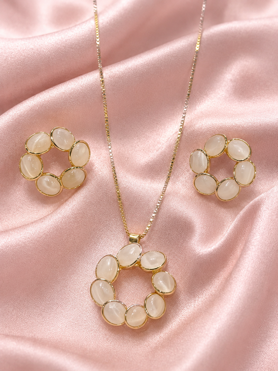 A Gold -Tone Flower-Shaped Pendant Necklace