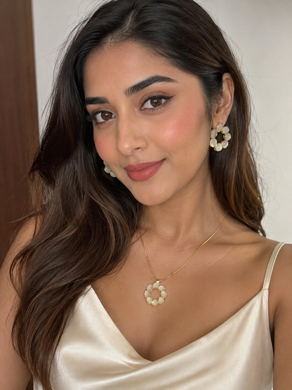 A Gold -Tone Flower-Shaped Pendant Necklace