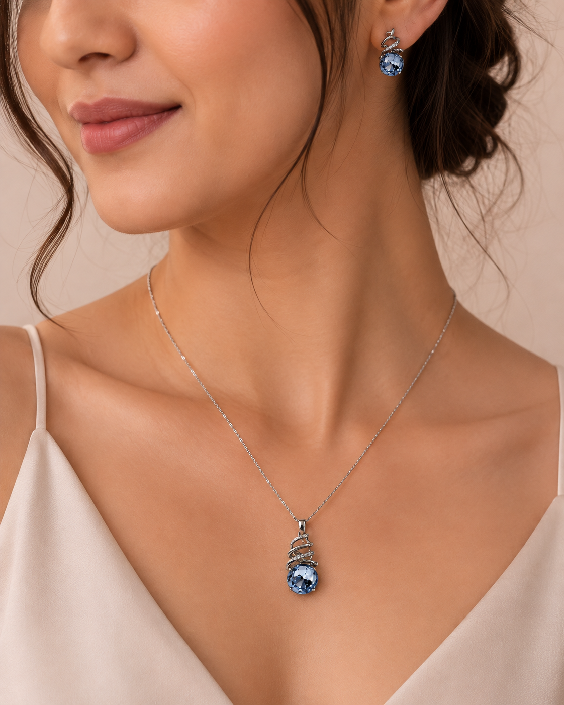 A Round Deep Blue Pendant Set
