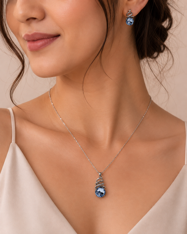 A Round Deep Blue Pendant Set