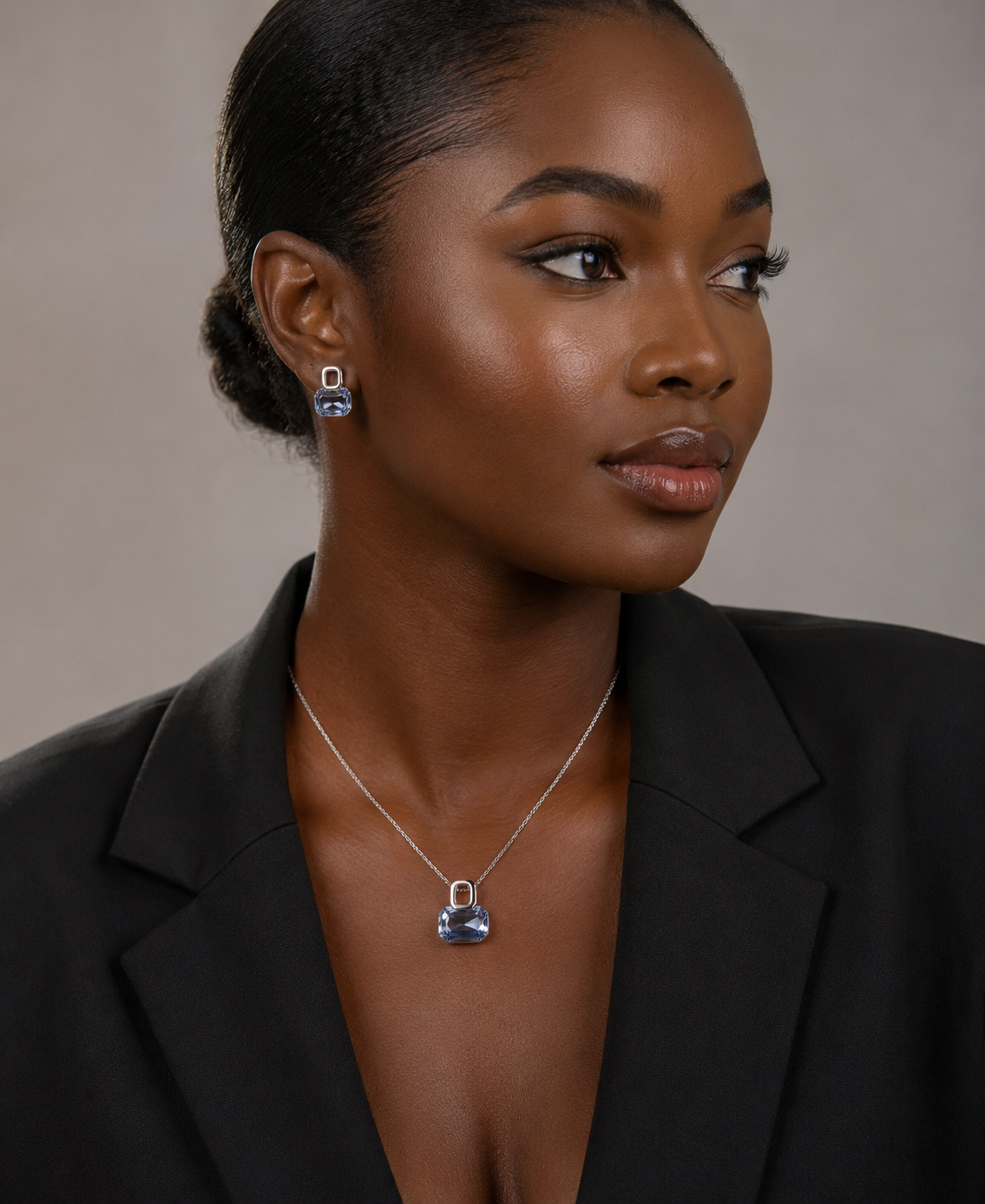 A Blue Emerald locked-shaped gemstone pendants Necklace