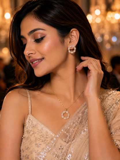 A Gold -Tone Flower-Shaped Pendant Necklace