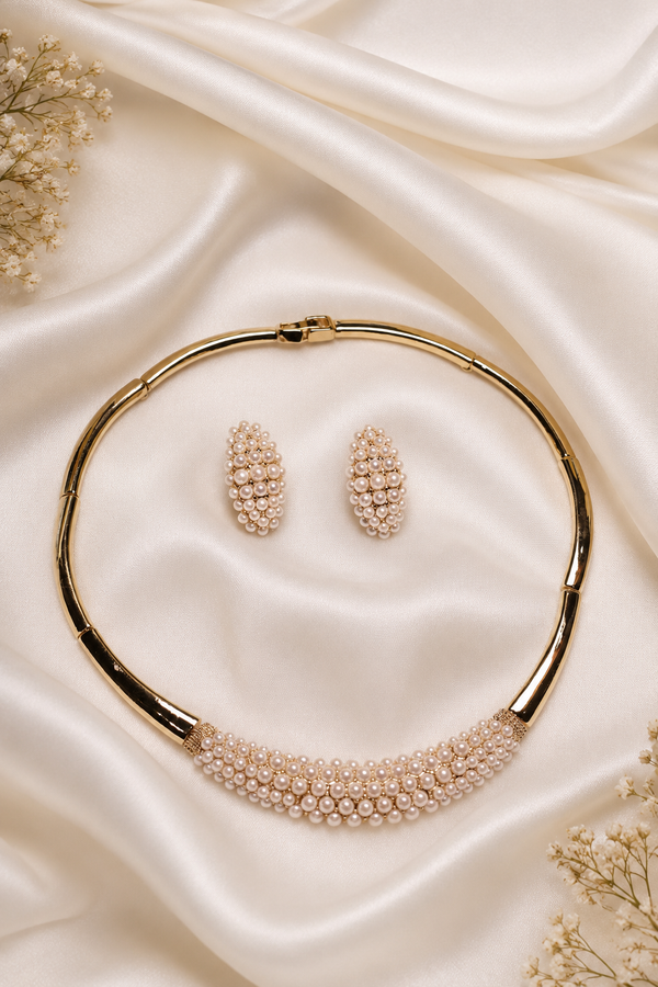 A Gold-Plated Bangle Pearl Necklace Set